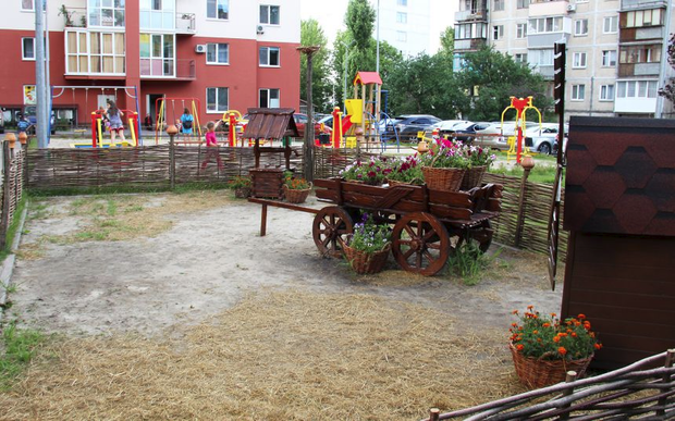 Во дворах домов «Укрбуда» появляются новые зеленые зоны и этнические уголки