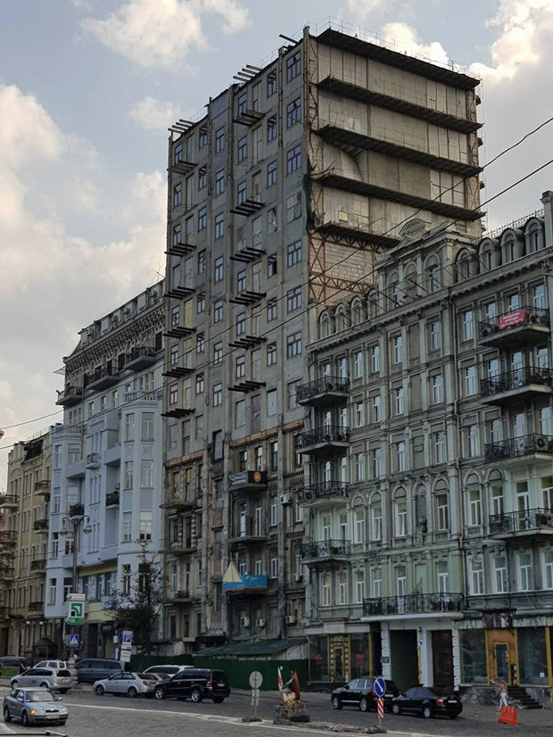В центре Киева провалилась стена надстройки